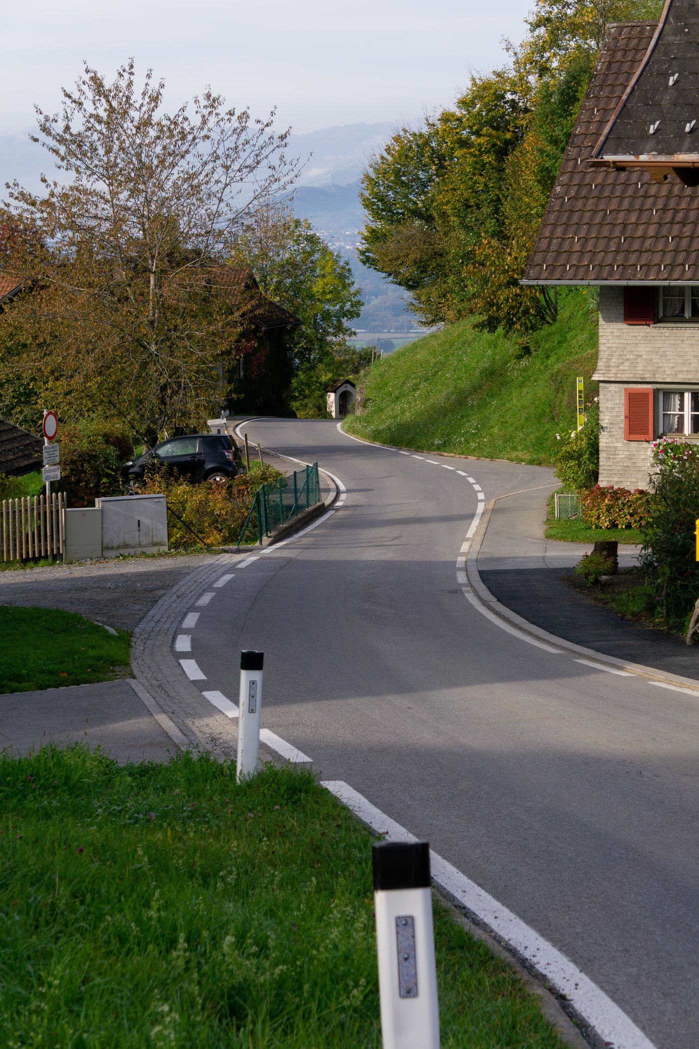 Landstraße durch hügeliges österreichisches Gelände