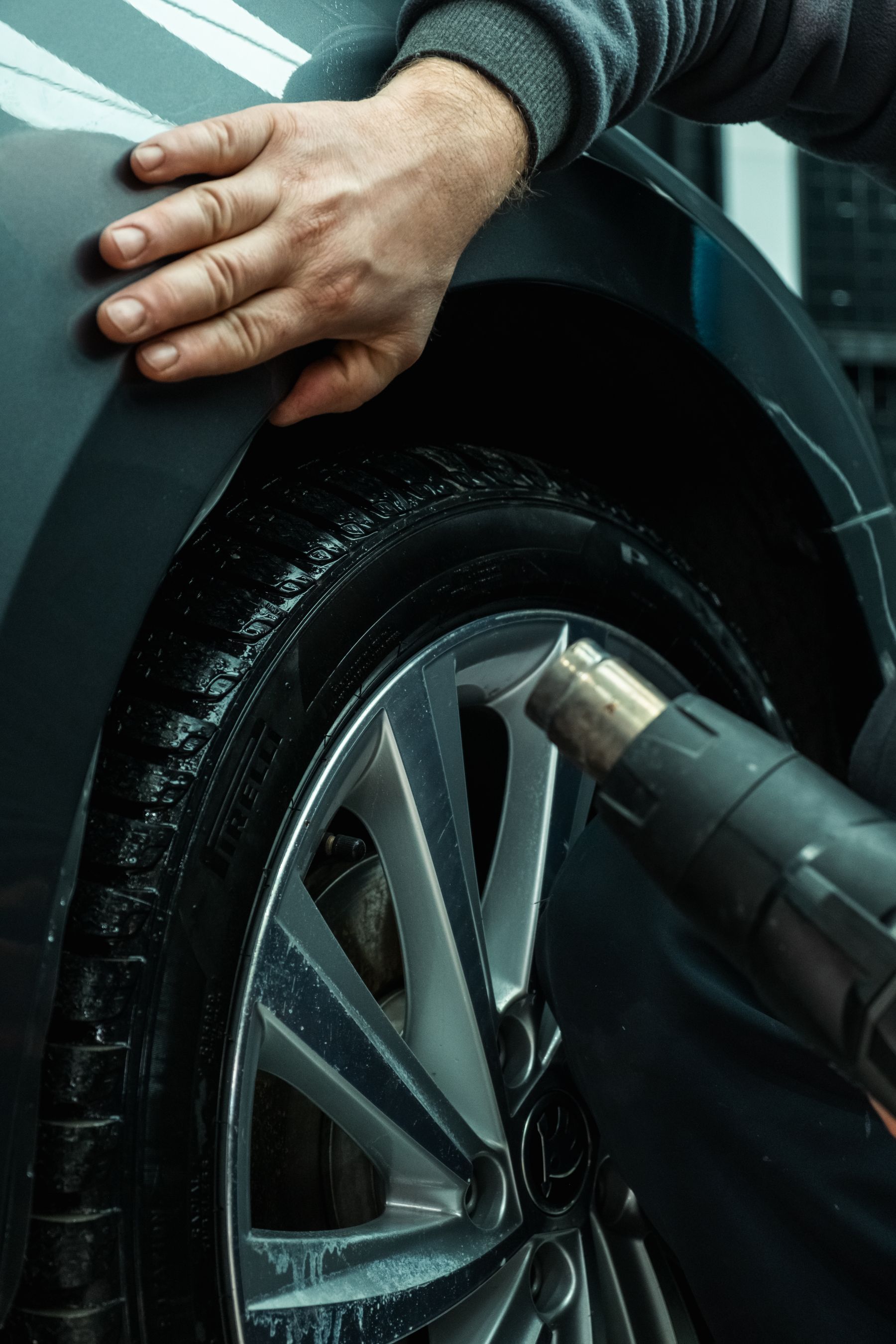 Arbeit mit dem Schlagschrauber an einer PKW-Alufelge