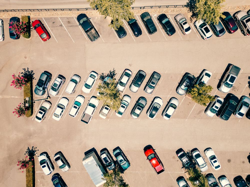 Parkplatz mit abgestellten PKW aus der Vogelperspektive