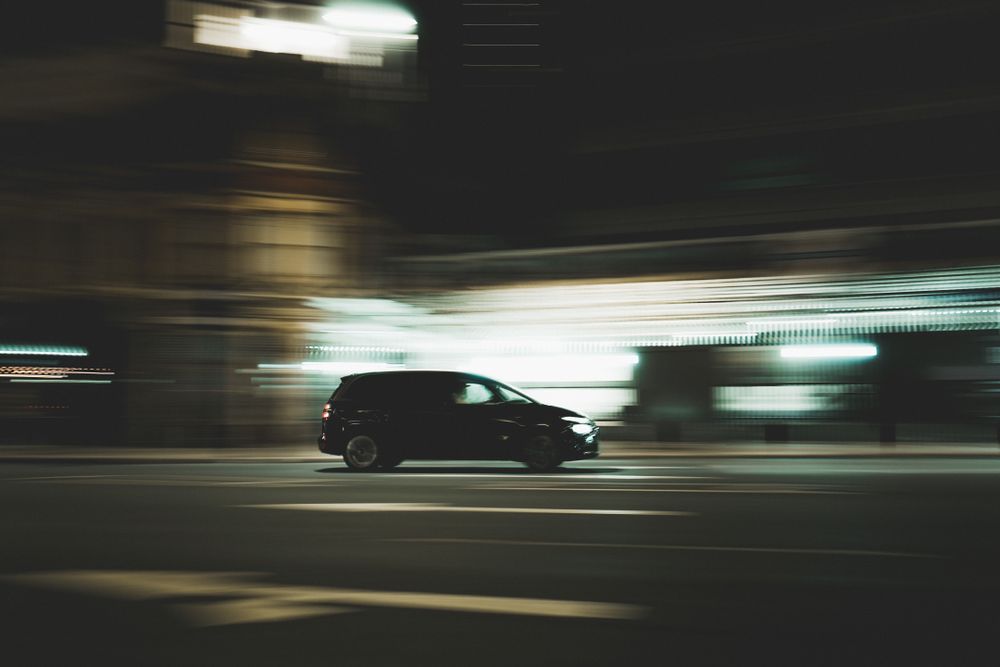 PKW bei Nacht in Fahrt